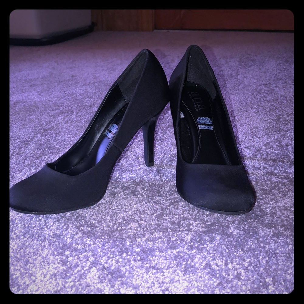 Black pumps